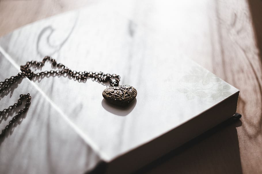 silver-colored necklace with pendant, jewelry, close-up, selective focus HD wallpaper