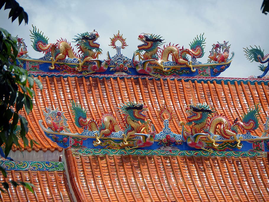 Chinese Buddhist temple roof detail in Kanchanaburi, Thailand HD wallpaper