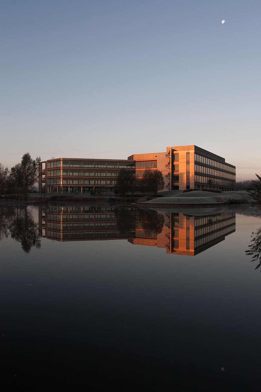 View of Building by the Body of Water, architecture, dawn, dusk HD wallpaper