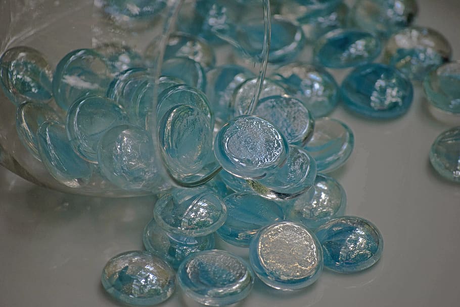 marbles, glass, reflection, still life, wine glass, high key HD wallpaper