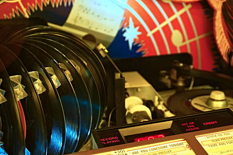 Vinyl Albums Near Player, antique, electronics, elvis, equipment HD wallpaper