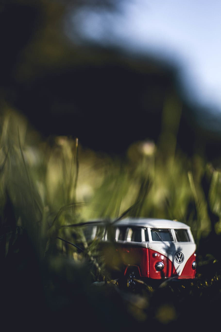 Shallow Focus Photography of White and Red Volkswagen Samba Die-cast Model, HD wallpaper