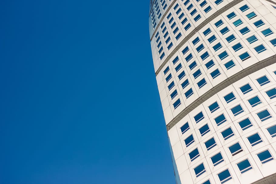 Twisted exterior of Turning Torso, Malmo, Sweden with blue sky in the background HD wallpaper