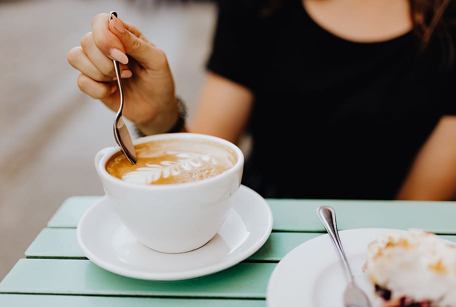 Drinking coffee and eating cake in a cafeteria, retaurant, lunch HD wallpaper