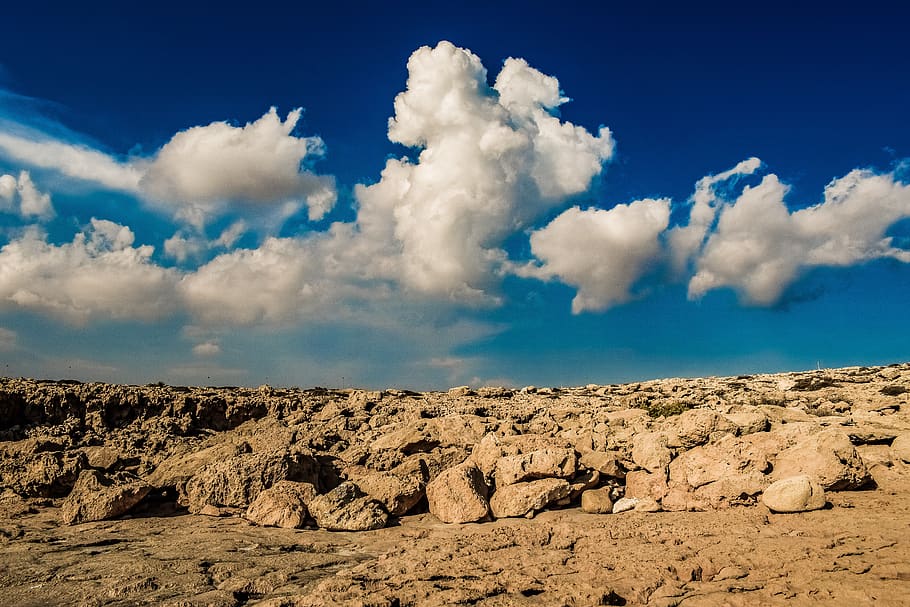 Полузасушливая пустыня. Rocky dramatic Landscape.