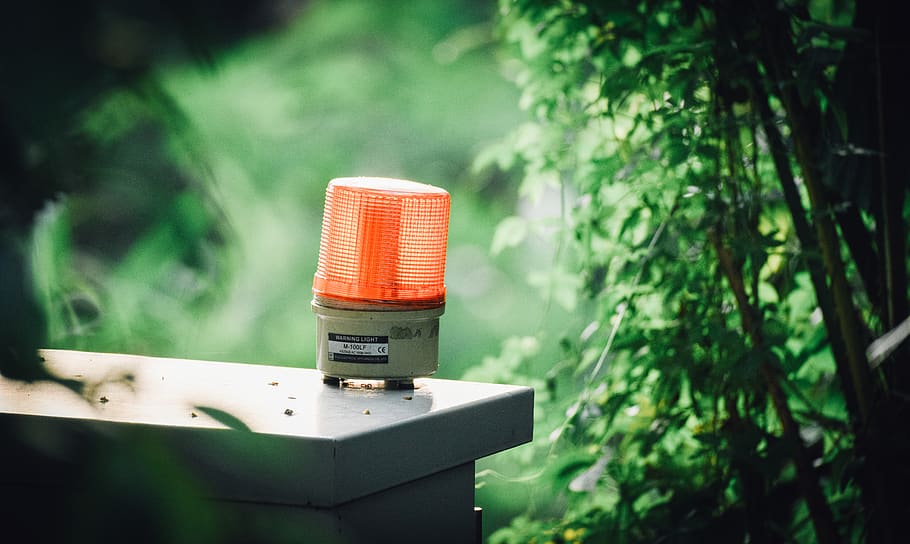 light beacon on table, singapore, pot, emergency, red light, green HD wallpaper