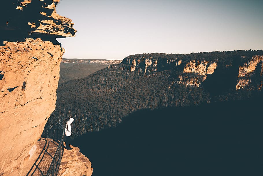 man standing on mountain edge, outdoors, nature, cliff, mesa HD wallpaper