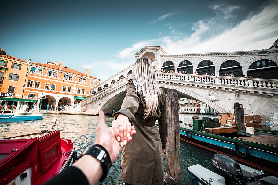 Couple in Follow Me To Pose in Front of Rialto Bridge, Venice, HD wallpaper