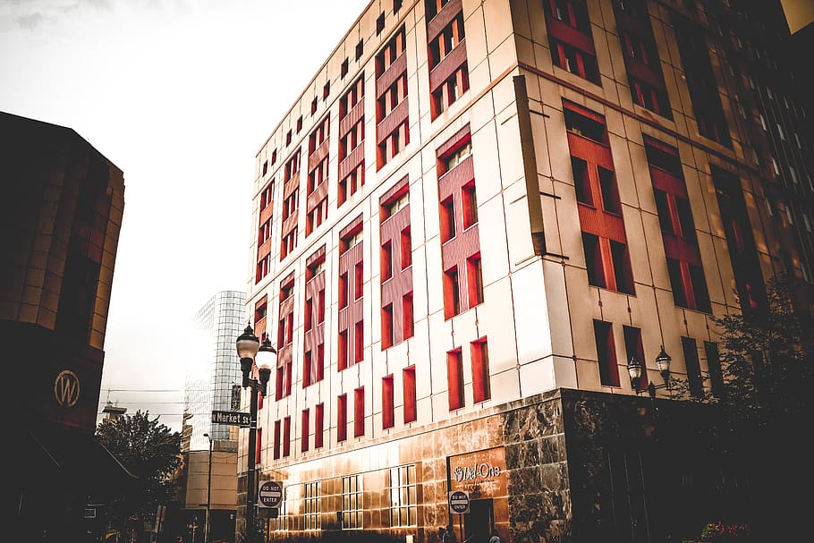 Beige and Red Building Under Cloudy Sky, architectural design HD wallpaper