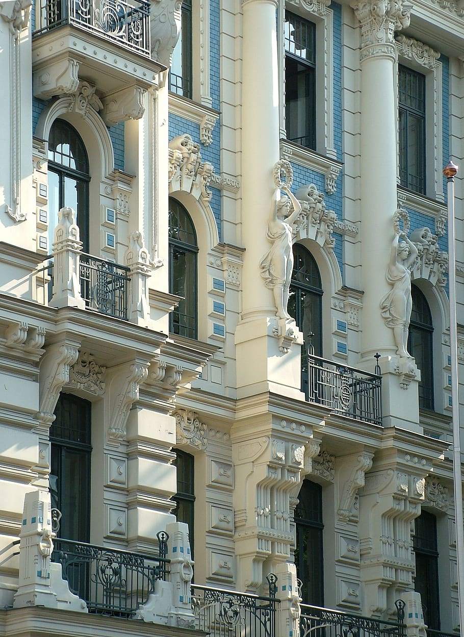 White Wall Statue on High Rise Building, architecture, balconies HD wallpaper