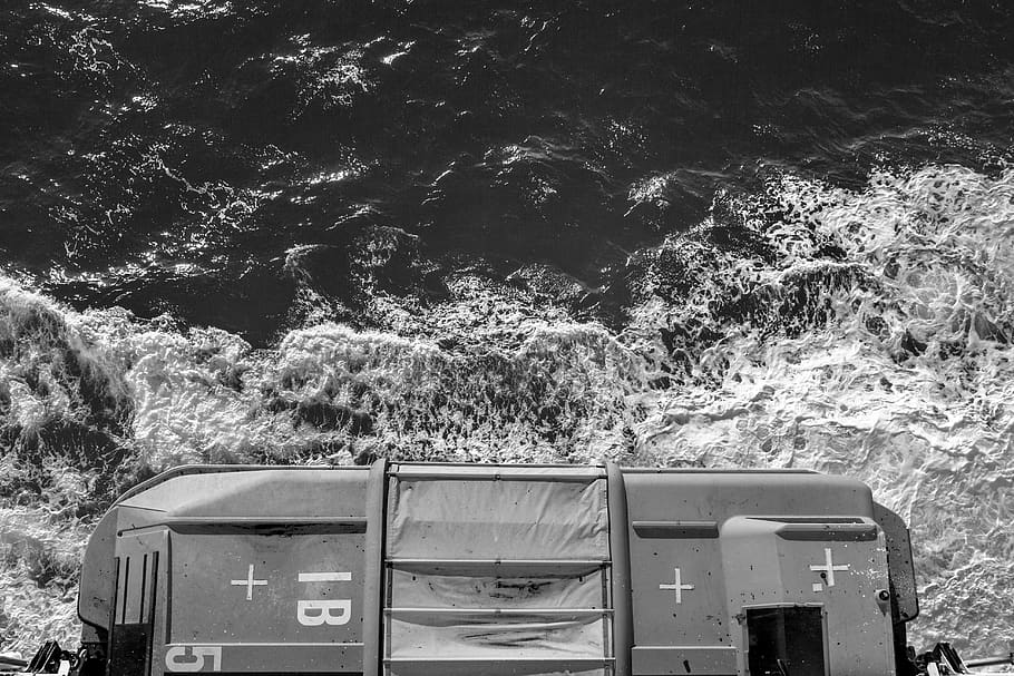 IB + vessel in ocean, blackandwhite, boat, wafe, seaside, water HD wallpaper