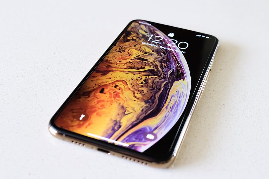 Hd Wallpaper Gold Iphone Xs On White Surface Table App Tech Technology Flare - Iphone Xs White Wallpaper 4k