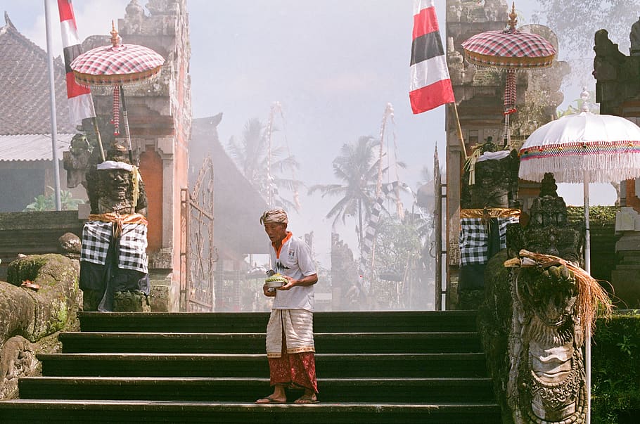 man standing on staircase, real people, built structure, architecture HD wallpaper