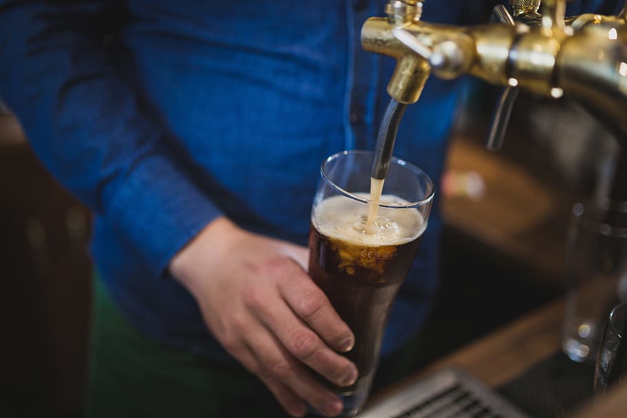beer, tap, pour, brew, alcohol, drink, bartender, keg, glass HD wallpaper