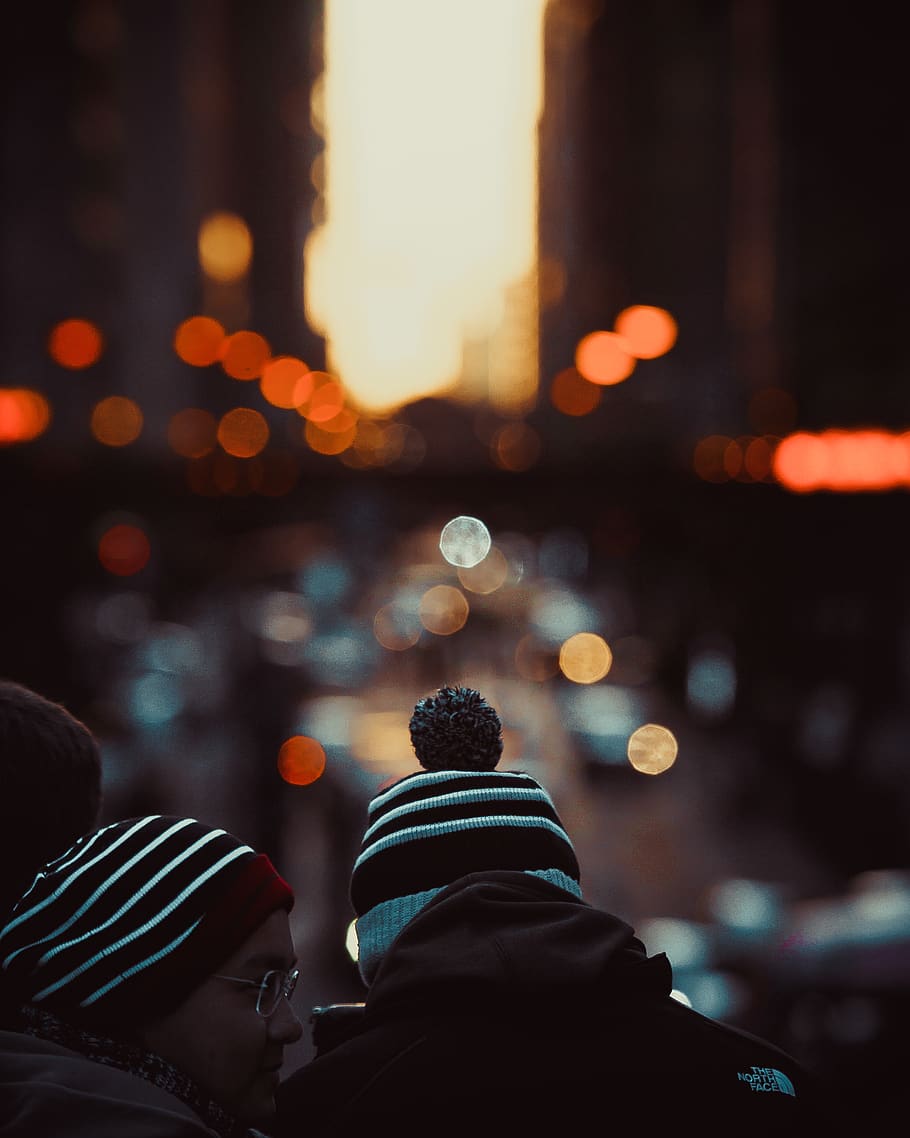 Shallow Focus Of People In The City, beanie, macro, illuminated HD wallpaper