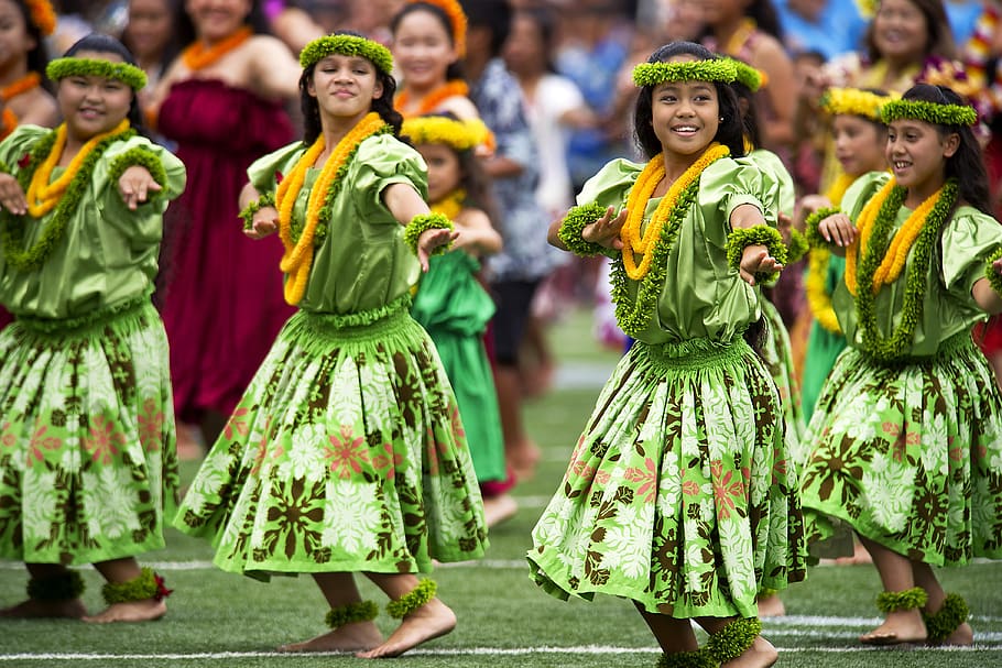 Girl's in Green Dress Dancing during Daytime With Leis, audience HD wallpaper