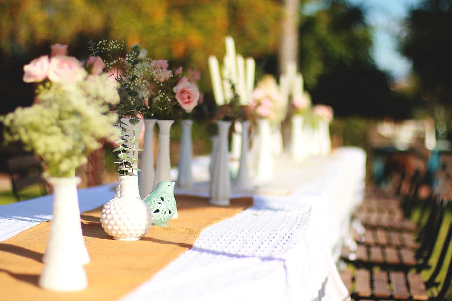 White and Beige Table Arrangement, flowers, tablecloth, vases HD wallpaper