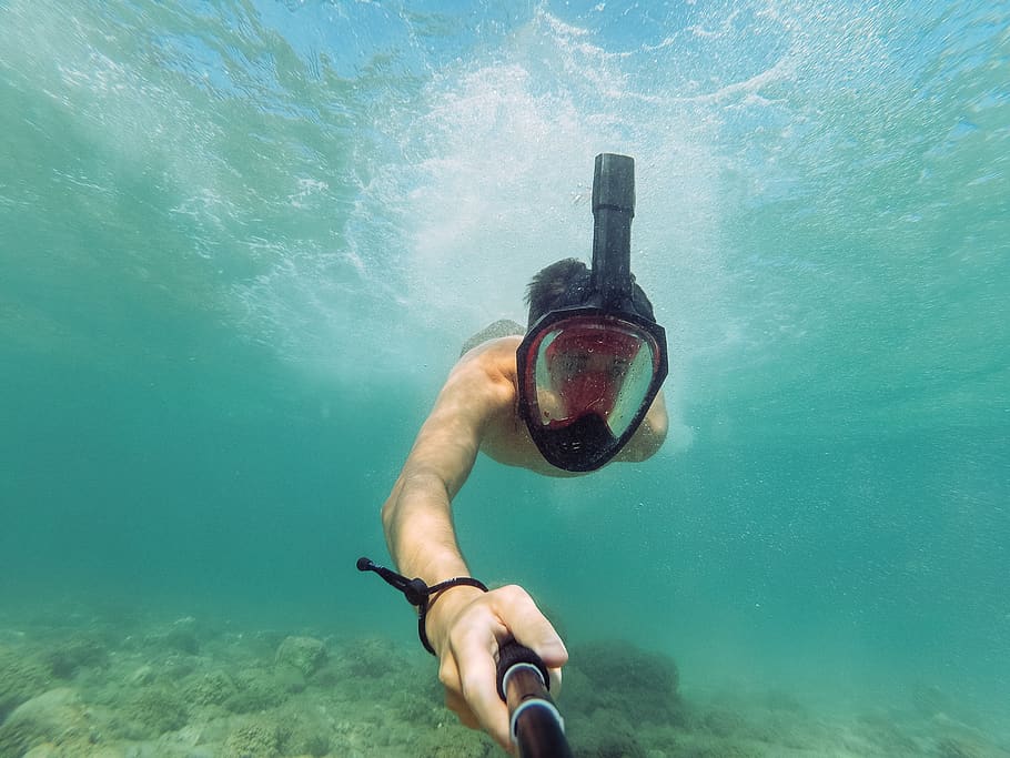 man taking selfie under water, sea, undersea, underwater, adventure HD wallpaper