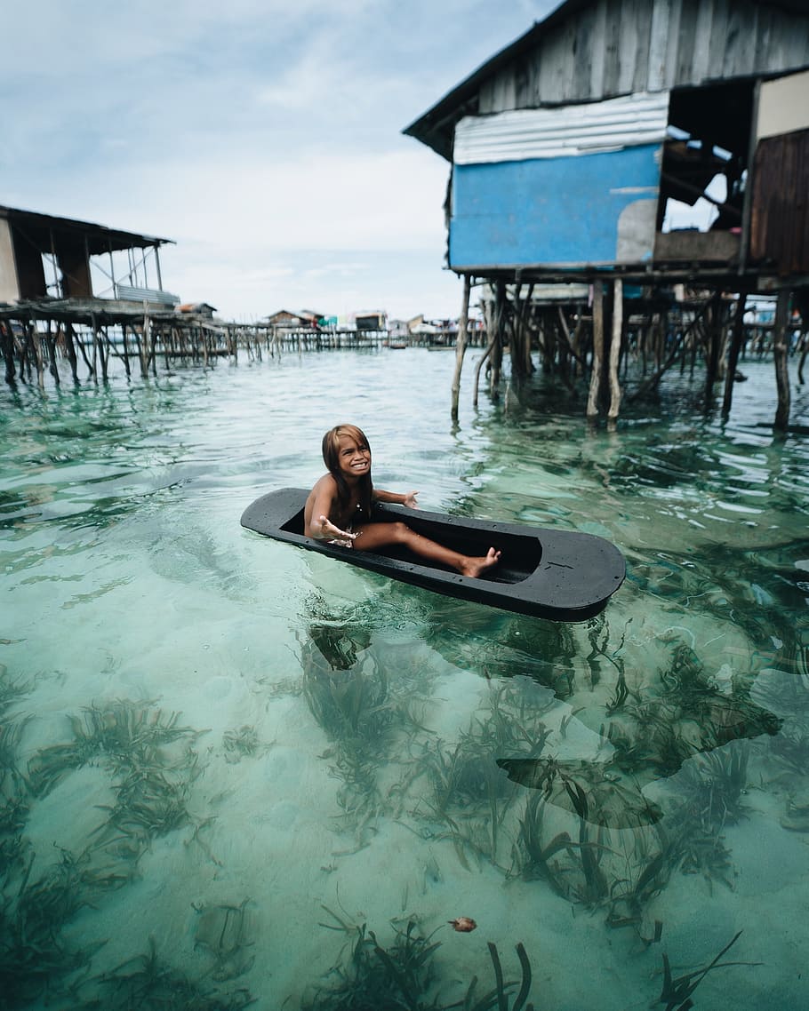 girl riding on black kayak, photography, travel, indigenou, girl in boat, HD wallpaper