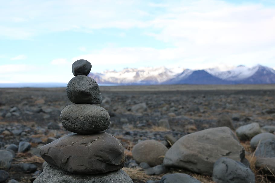 Near balance. Камень серая гора. Гора из камней. Гора камень монах ЕАО. Toby Elliott / Unsplash.