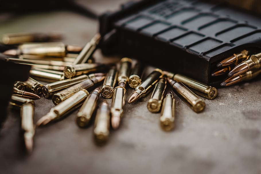 brass-colored bullets, metal, selective focus, close-up, indoors HD wallpaper