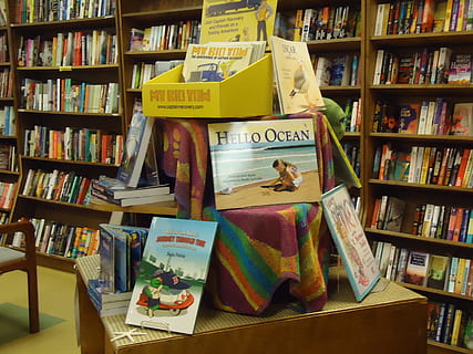 Bookstore deals display shelves