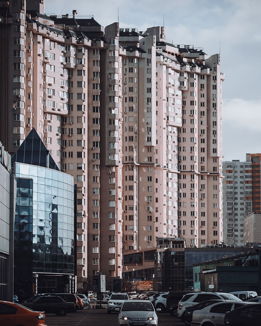 brown concrete building under cloudy sky, town, urban, city, high rise HD wallpaper