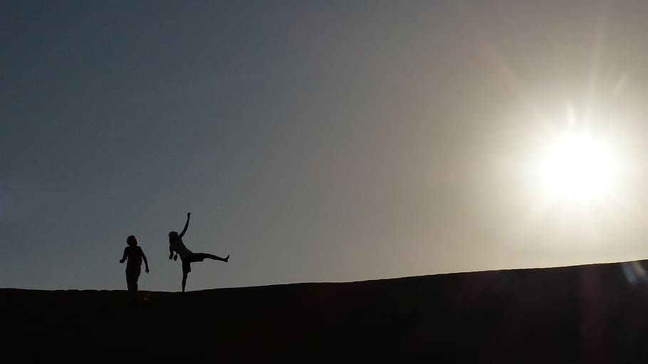 sun, desert, oman, dune, silhouette, sky, togetherness, men HD wallpaper