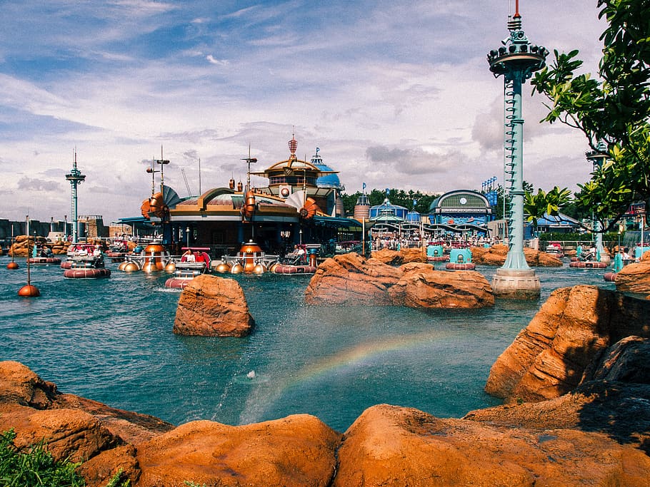 gray tower beside building during daytime, water, amusement park HD wallpaper