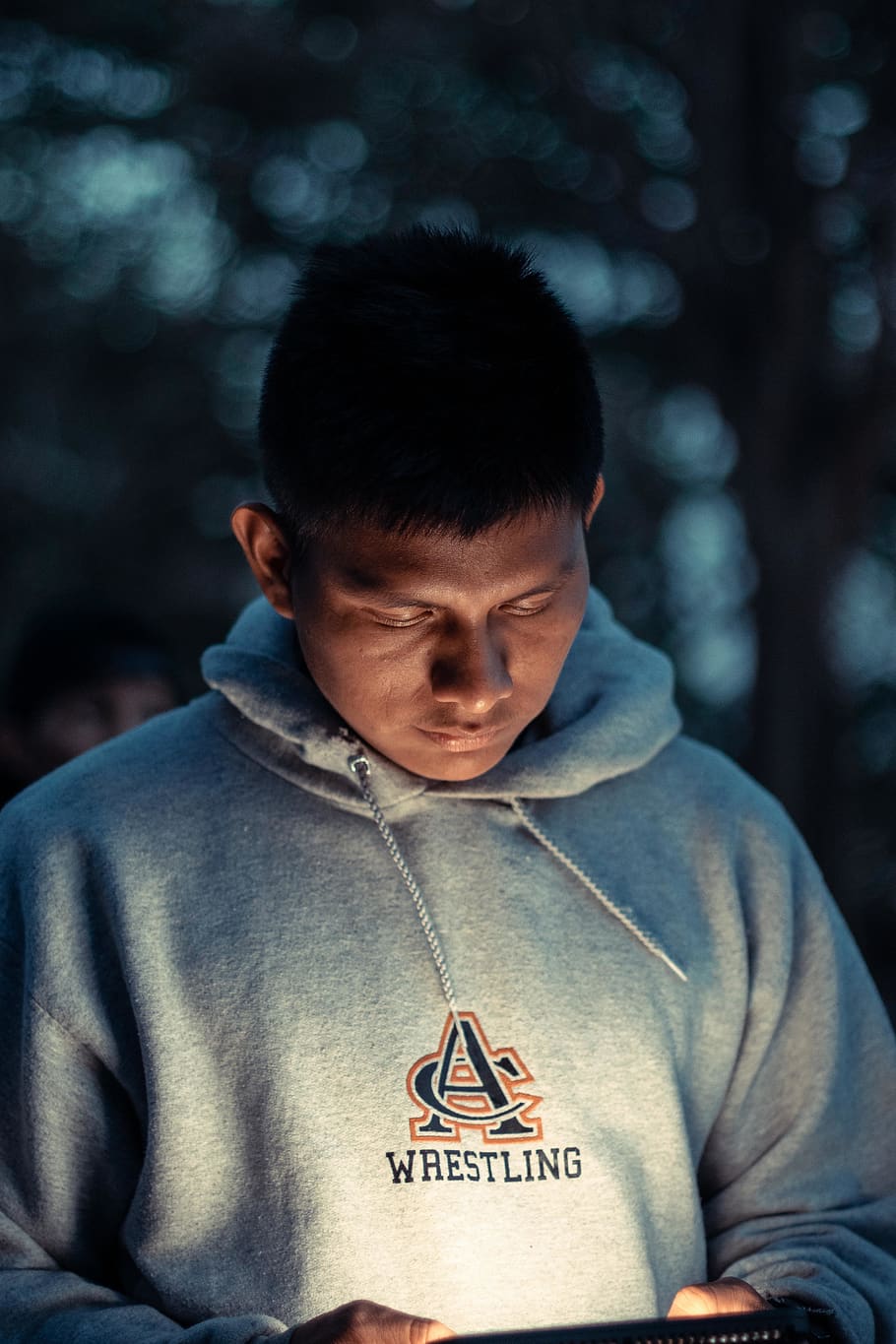 Man Looking Down While Using Smartphone, bokeh, dark, device HD wallpaper