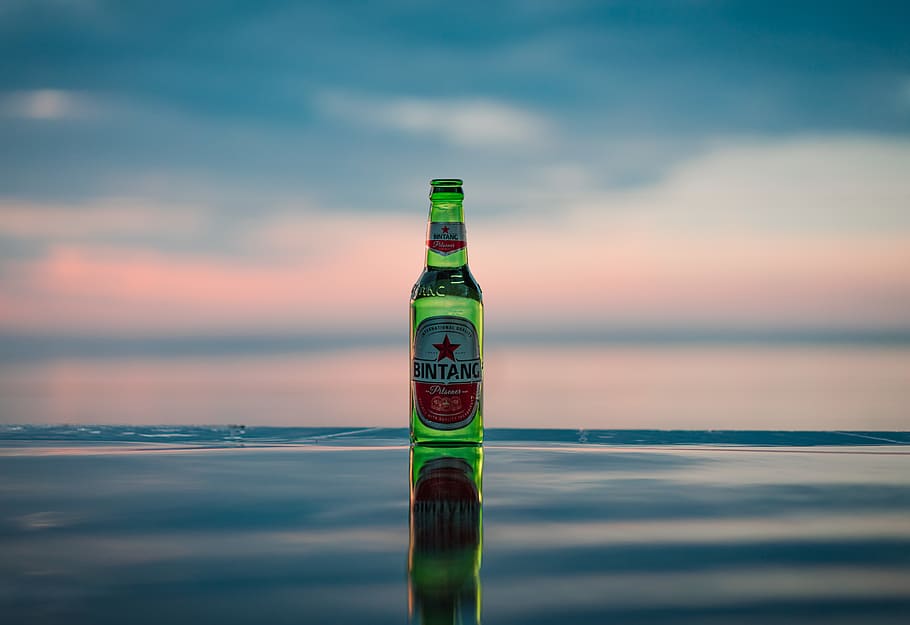 Green Beer Bottle, beverage, drink, reflection, water, no people HD wallpaper