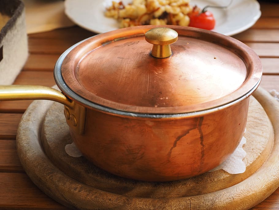 Brown Lidded Cooking Pot on Gray Round Wooden Coaster, kitchenware, HD wallpaper