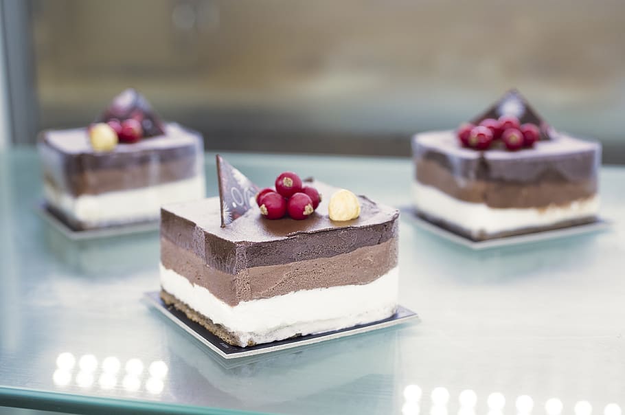 Selective Focus Photo of Sliced Cake on Table, baked goods, berries, HD wallpaper