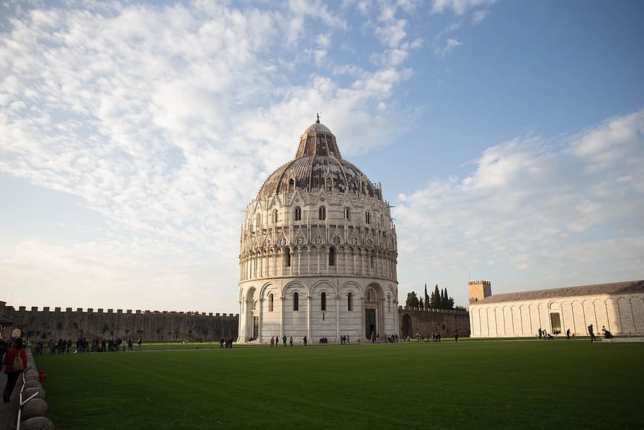 Dome building at Baptistry of St John, Pisa, Italy at sunset. rnPiazza dei Miracoli., HD wallpaper