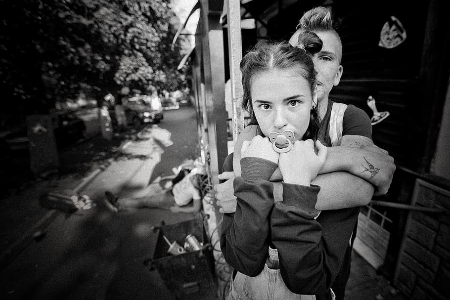 looking at camera, real people, lifestyles, portrait, leisure activity HD wallpaper