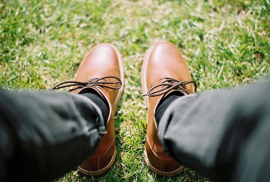 shoes, leather, brown, grass, summer, sunny, bow, tied, jeans HD wallpaper
