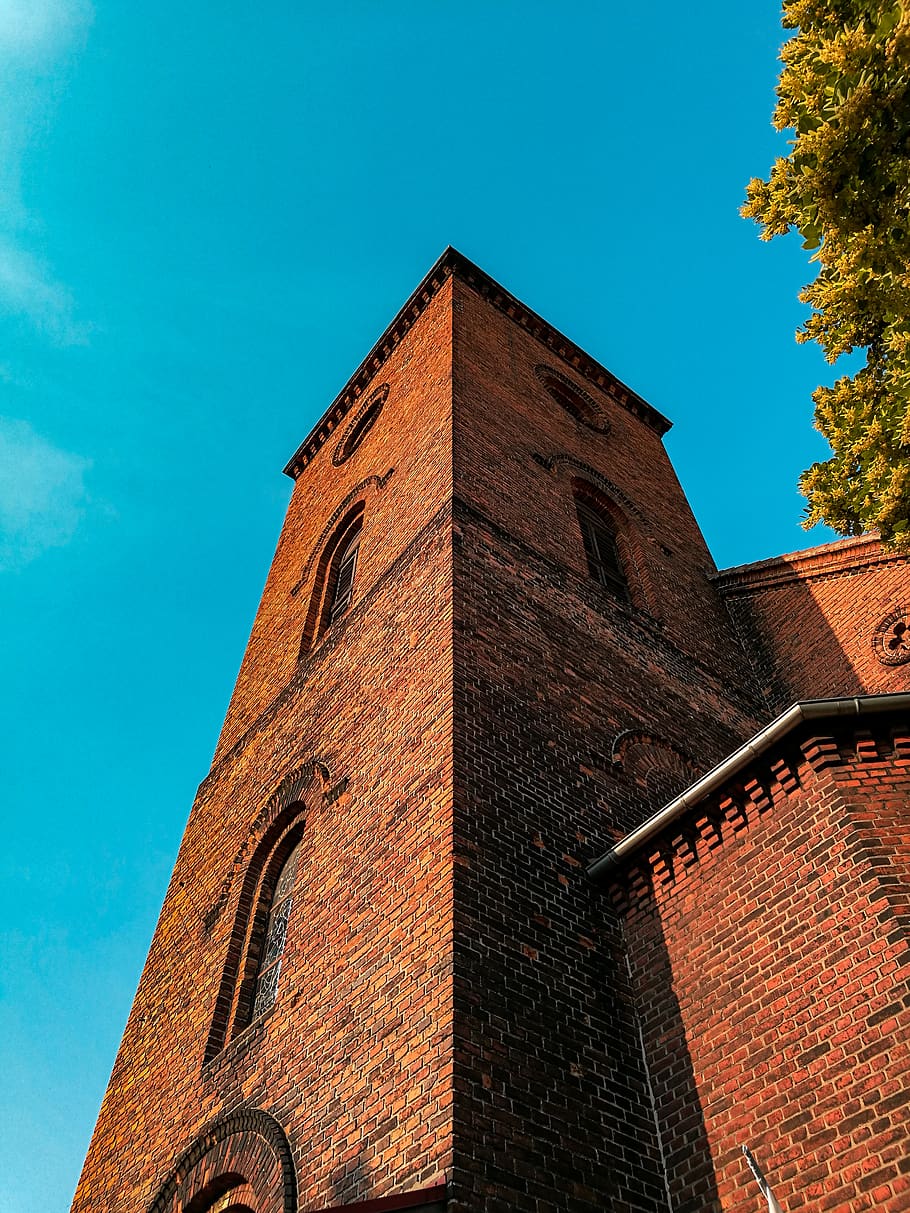 keep, tower, church, blue, sky, tree, green, bricks, old, architecture HD wallpaper