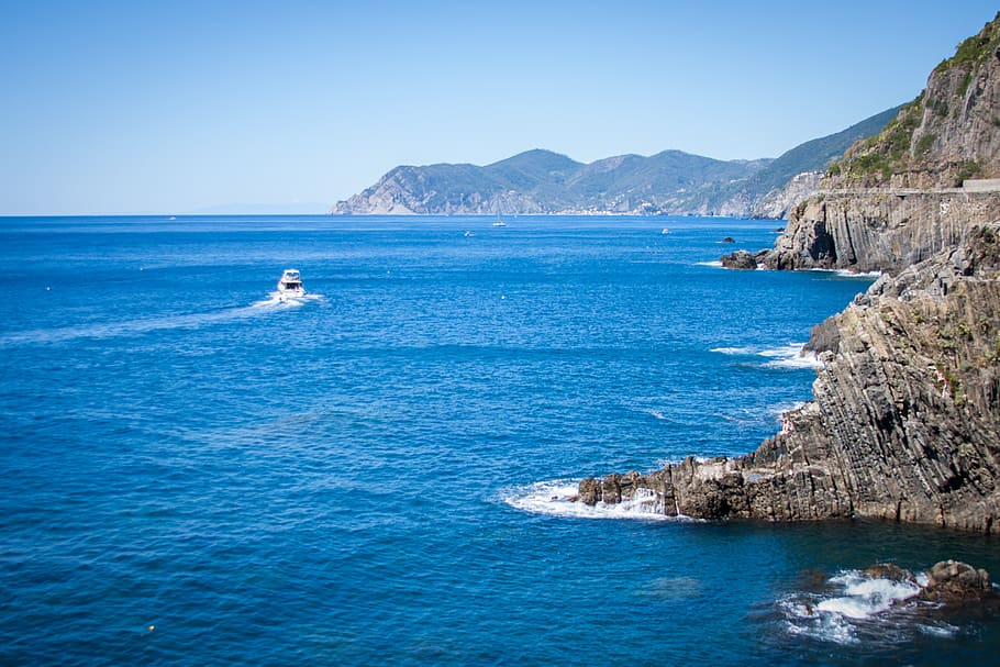 Landscape Photograph of Cliff on a Daylight Setting, beach, boat HD wallpaper