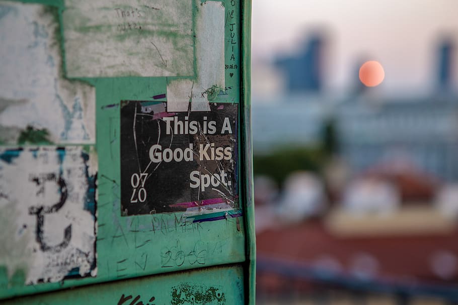 text, label, sticker, sunset, poster, graffiti, kissing, wall HD wallpaper