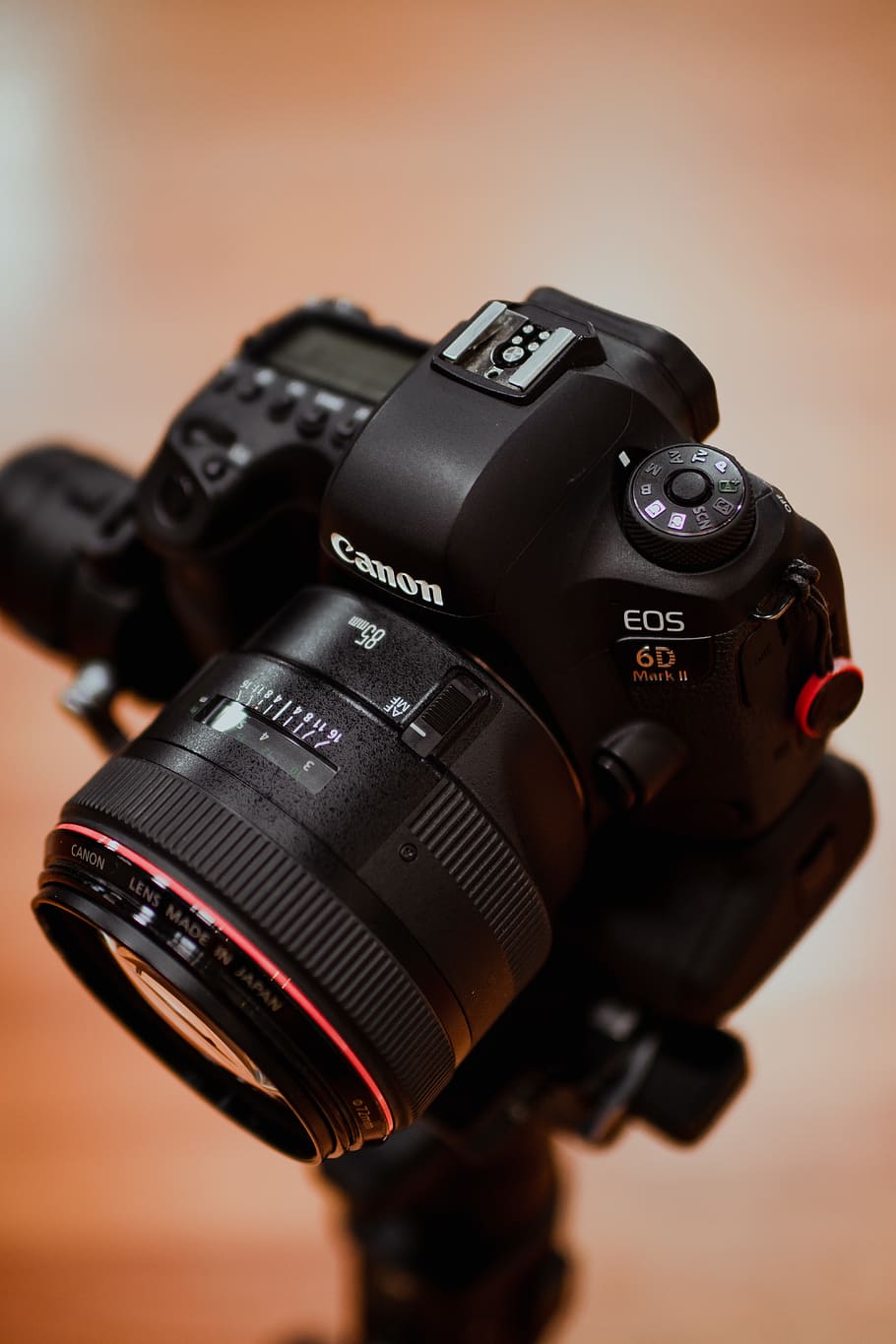 Hình nền Canon EOS 6D màu đen giúp bạn khám phá những tính năng tuyệt vời của chiếc máy ảnh mà không cần phải chi tiền mua sắm. Sự hoàn hảo tới từng chi tiết, với gam màu đen chủ đạo làm nổi bật vẻ đẹp của chiếc máy ảnh. Sẽ rất tiếc nếu bạn bỏ lỡ bộ ảnh này!