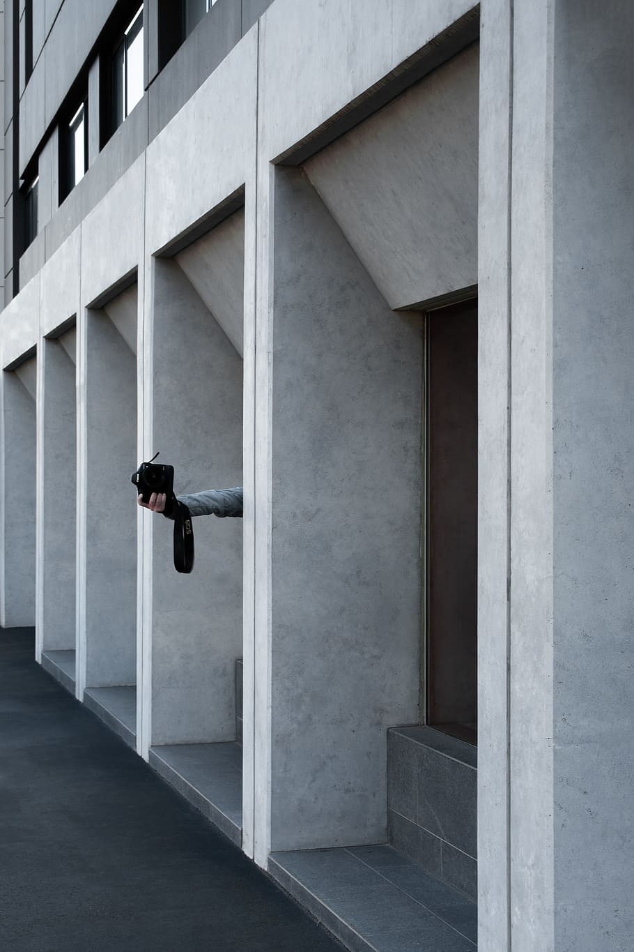 person holding DSLR camera, building, arm, hand, taking photo HD wallpaper