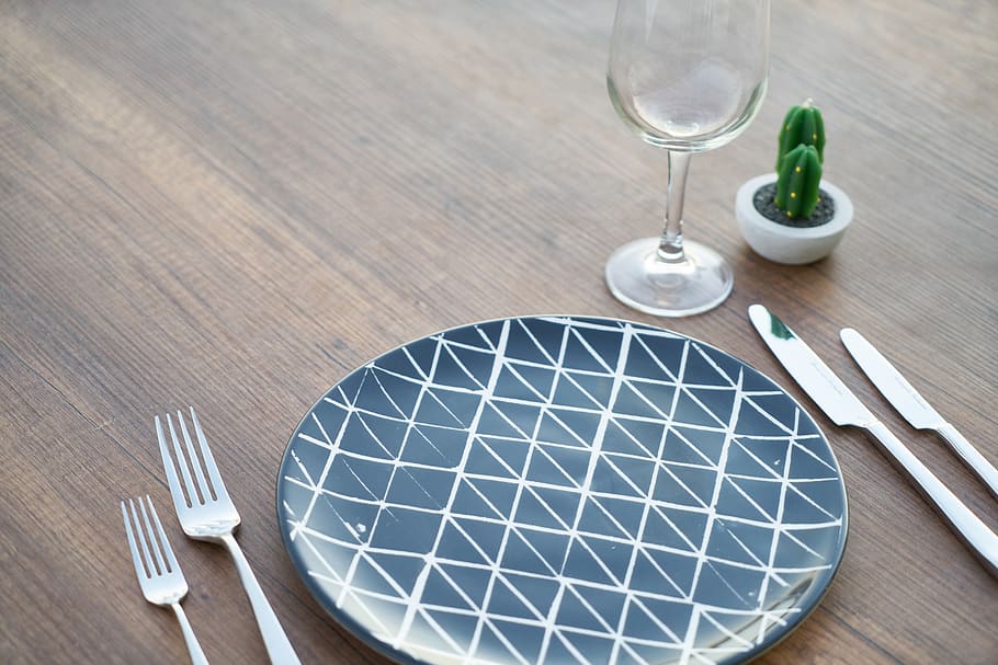 Round Blue and White Ceramic Plate, Two Forks, Two Knives, and Wine Glass, HD wallpaper