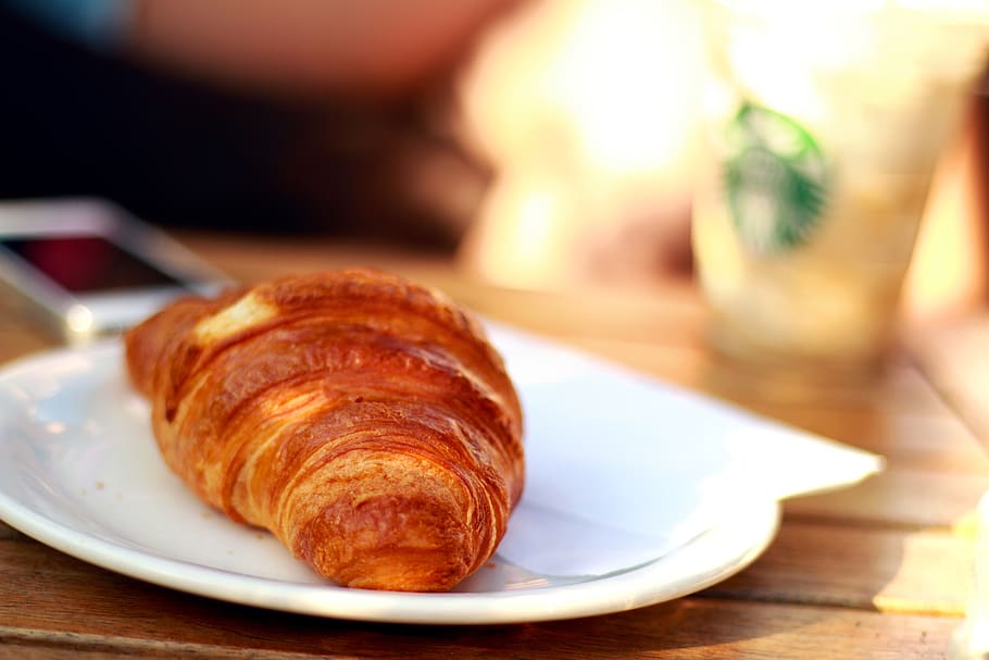 Croissant Bread on White Ceramic Plate, food and drink, french food HD wallpaper