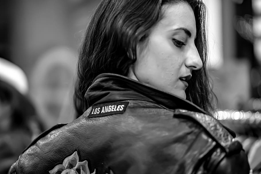 Close-up Grayscale Photo of Woman in Leather Jacket Looking Back, HD wallpaper