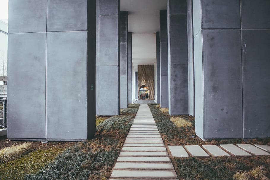 Narrow Pathway Between Concrete Columns, architecture, building HD wallpaper