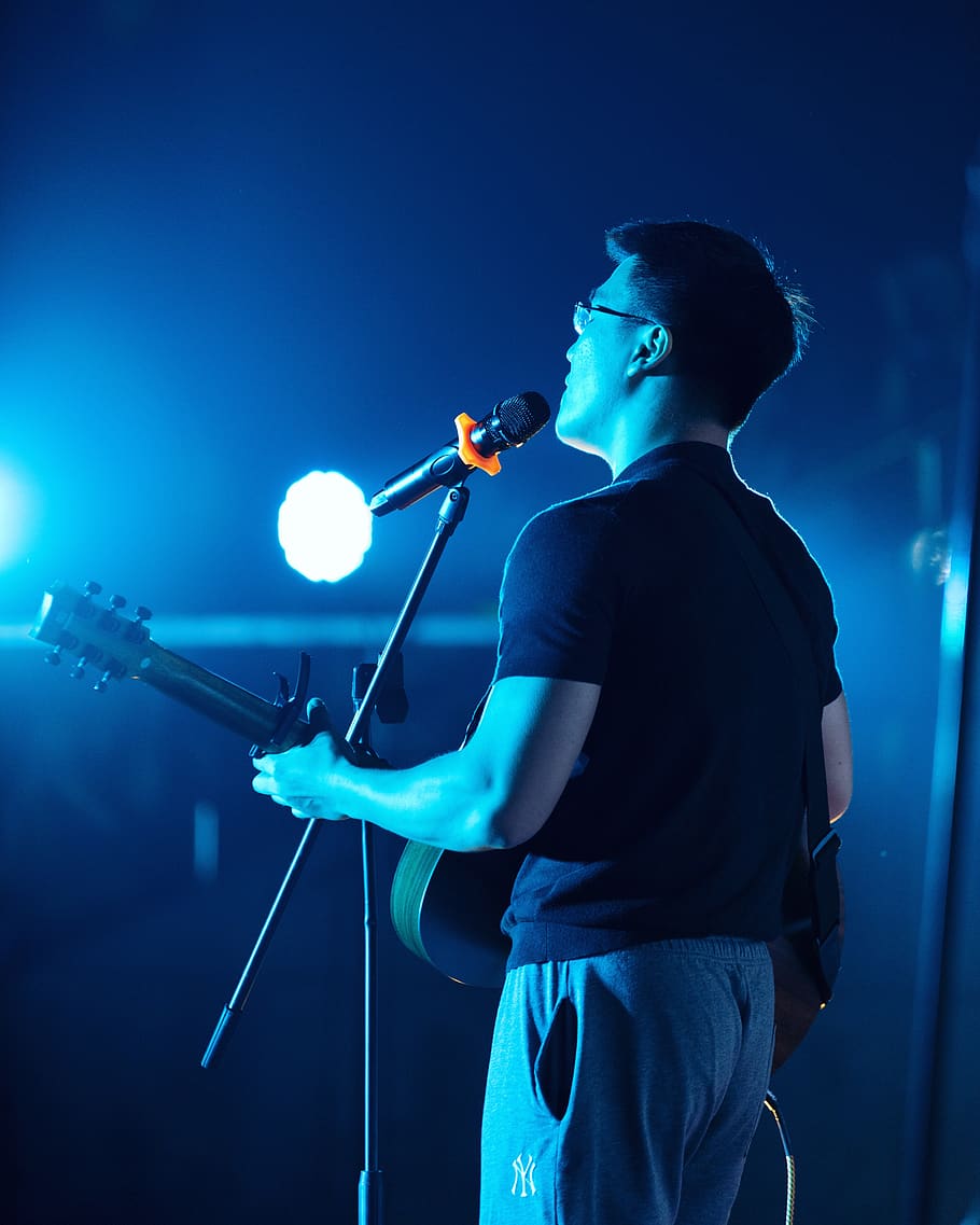 man playing guitar while singing, performance, music, microphone HD wallpaper