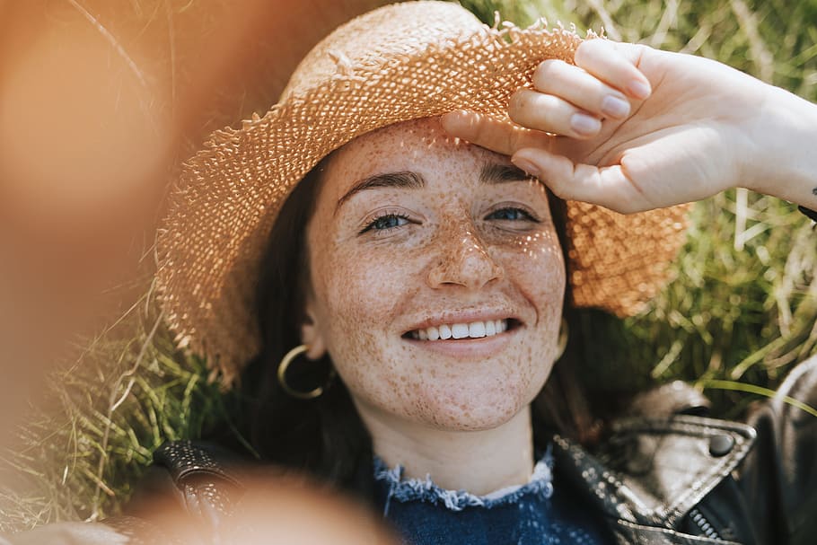 camera, medium, straw hat, summer, caucasian, expression, female HD wallpaper