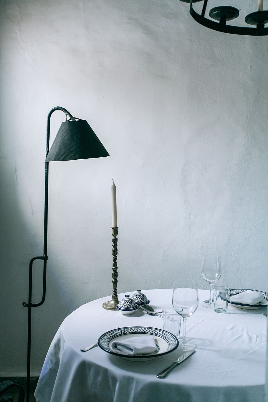 empty plates on white table inside room, no people, indoors, household equipment HD wallpaper