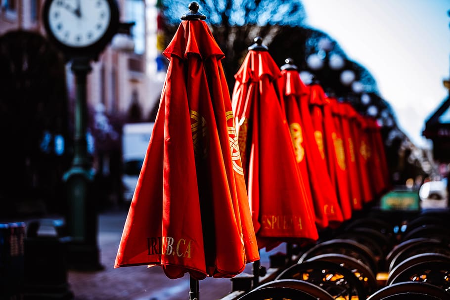 red, umbrellas, pub, chairs, morning, closed, 10, bright, irish HD wallpaper