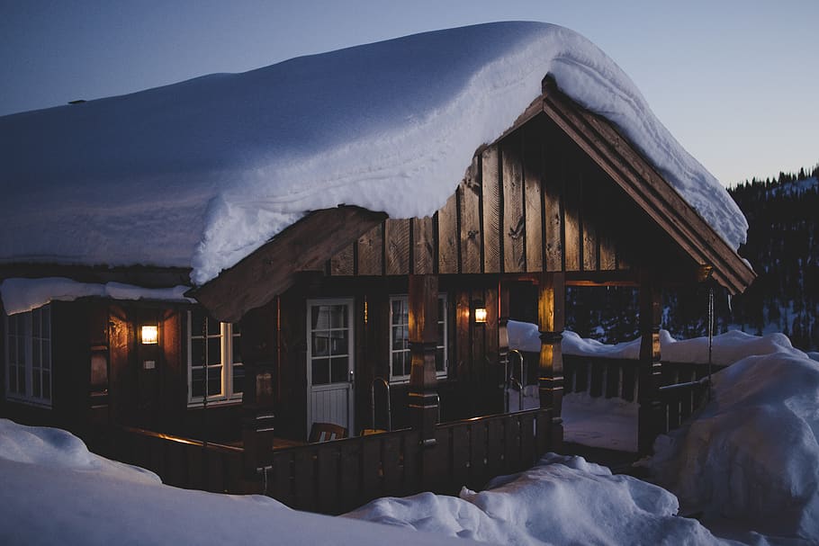 Brown Wooden House during Snow, cabin, clouds, cold, zing, frost HD wallpaper